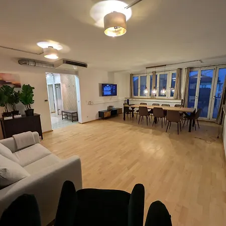 Large 150 Qm In Centrally Located 1 To 15 Guests *