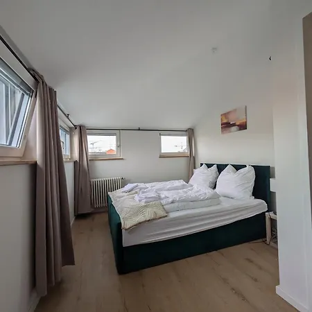 Large 150 Qm In Centrally Located 1 To 15 Guests