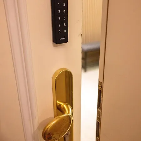 Large 150 Qm In Centrally Located 1 To 15 Guests Apartment