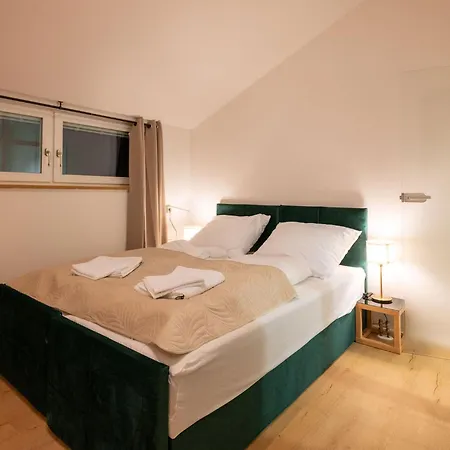 Large 150 Qm In Centrally Located 1 To 15 Guests *