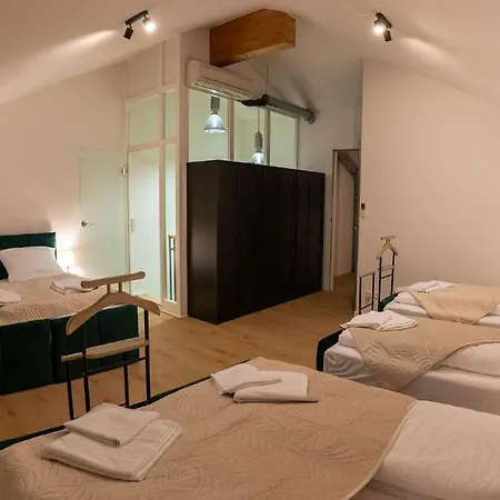 Large 150 Qm In Centrally Located 1 To 15 Guests