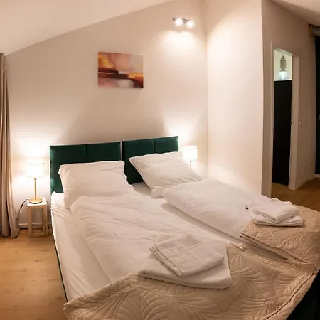 Large 150 Qm In Centrally Located 1 To 15 Guests