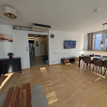Apartman Large 155 Qm With 4 Bedrooms Located 1 To 12 Guests