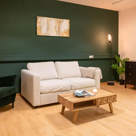 Large 150 Qm In Centrally Located 1 To 15 Guests Apartment *