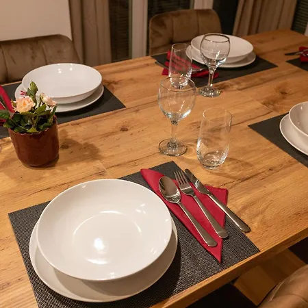 Apartmán Large 155 Qm With 4 Bedrooms Located 1 To 12 Guests *